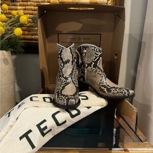 Tecovas Daisy Python